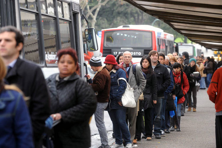 fila en el colectivo