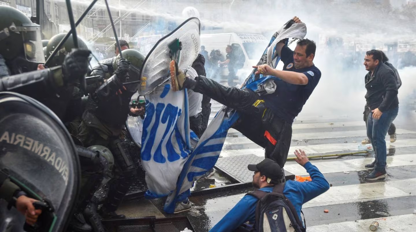 hubo fuertes incidentes entre las fuerzas federales y manifestantes durante el debate de la ley bases en el senado foto ap gustavo garello JKSQ2WQOJJEZZEMZB2L3GIDN6Q 1