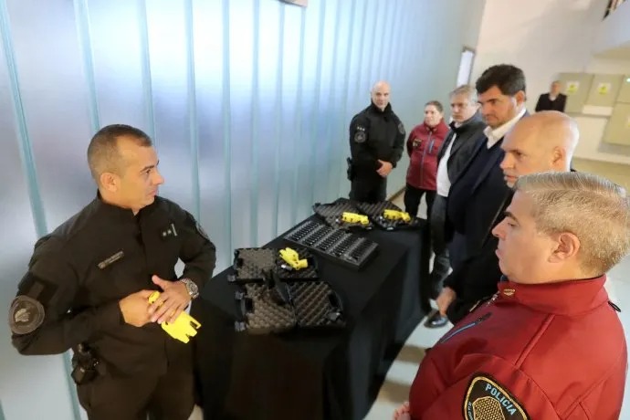 rodriguez larreta pistolas taser jpg 1