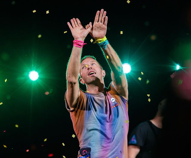 Tini canto junto a Coldplay Chris Martin