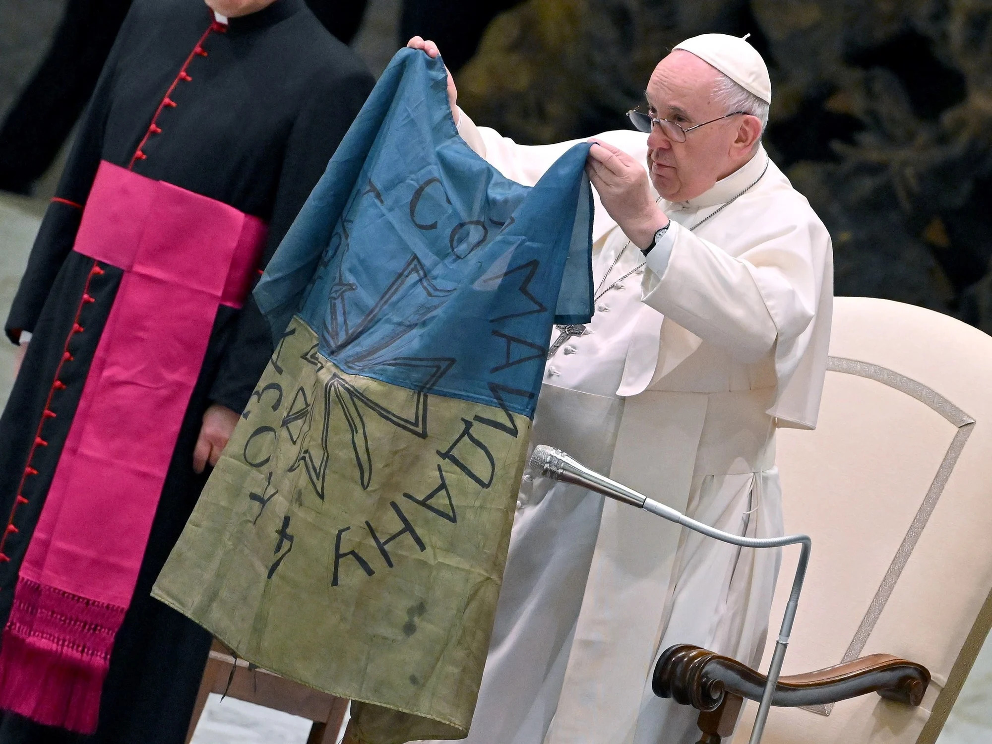 el papa francisco muestra una I0W4TiX1p 2000x1500 1