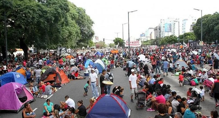 los beneficiarios del programa argentina trabaja se retiraron del acampe que realizaban frente al mi